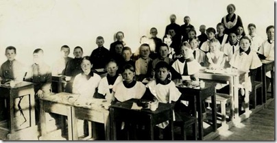 Мама (вторая слева за первой партой) со своим классом